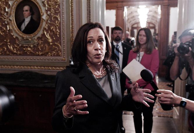 Phó Tổng thống Mỹ Kamala Harris trả lời phỏng vấn sau cuộc bỏ phiếu về dự luật cải cách bầu cử ngày 22/6. (Ảnh: AFP/TTXVN) Thượng viện Mỹ không thông qua dự luật cải cách bầu cử ảnh 1