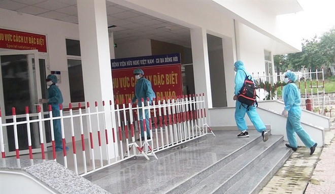 Bộ đội Biên phòng hỗ trợ y tế kịp thời cho thuyền viên gặp nạn ảnh 1