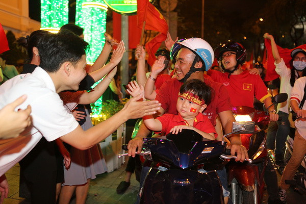 TP.HCM lắp nhiều màn hình lớn chiếu trận chung kết của U23 Việt Nam ảnh 1