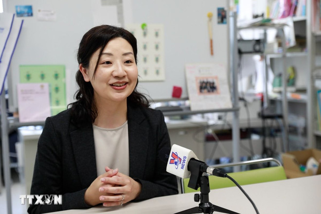 Cô Tomoko Kanehira, Phó Giáo sư Khoa Giáo dục mầm non Trường Đại học Aomori Chuo Gakuin bày tỏ ấn tượng tốt đẹp khi nói về du học sinh Việt Nam. (Ảnh: Xuân Giao/TTXVN) ttxvn_1905_du hoc sinh (1).jpg