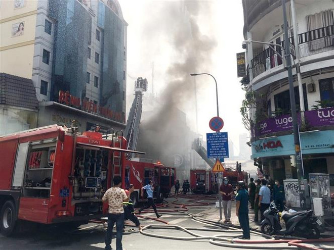 Thành phố Hồ Chí Minh: Cháy lớn tại quán bar gần chợ Bến Thành ảnh 1