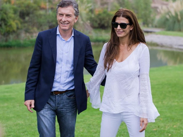 Tổng thống Argentina Mauricio Macri và đệ nhất phu nhân Juliana Awada. (Nguồn: infonews.com) Đệ nhất phu nhân Argentina lên hình trên tạp chí Vogue ảnh 1