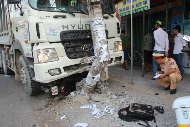 Đồng Nai: Xe tải mất lái vào giờ cao điểm, 2 người bị thương nặng ảnh 1