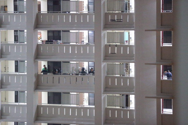 Cảnh sát Singapore trắng đêm giải cứu em bé 2 tuổi bị khống chế ảnh 1