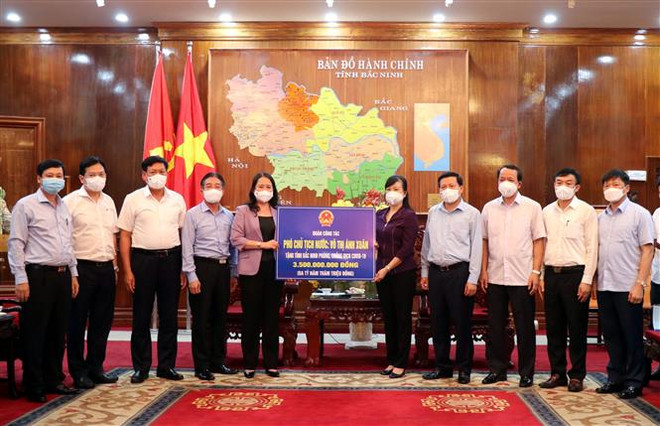 Phó Chủ tịch nước Võ Thị Ánh Xuân trao tiền ủng hộ tỉnh Bắc Ninh phòng, chống dịch COVID-19. (Ảnh: Thái Hùng/TTXVN) T&T Group tiếp tục hỗ trợ 1 tỷ đồng Bắc Ninh, Bắc Giang chống dịch ảnh 1