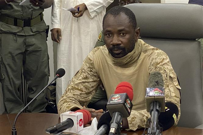 Đại tá Assimi Goita trong một cuộc họp báo tại Bamako, Mali. (Ảnh: AFP/TTXVN) Tòa án Hiến pháp Mali công bố Tổng thống chuyển tiếp mới ảnh 1