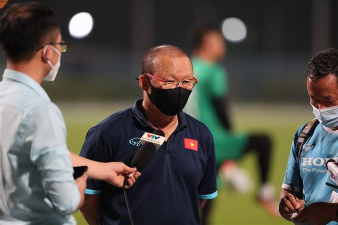 Huấn luyện viên Park Hang-seo trả lời phỏng vấn báo chí. (Ảnh: Hoàng Linh/TTXVN) Vòng loại World Cup 2022: HLV Park Hang Seo bỏ ngỏ cơ hội của Văn Lâm ảnh 1