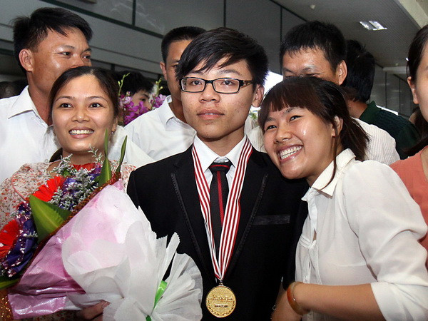 Em Cao Ngọc Thái, học sinh lớp 12A3, Trường Trung học phổ thông chuyên Phan Bội Châu đoạt huy chương vàng. (Ảnh: Quốc Khánh/TTXVN) Nghệ An vinh danh học sinh đoạt giải kỳ thi Olympic Vật lý châu Á ảnh 1