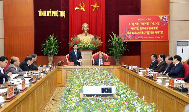 Phó Thủ tướng Trịnh Đình Dũng phát biểu tại buổi làm việc với lãnh đạo tỉnh Phú Thọ. (Ảnh: Trung Kiên/TTXVN) Phó Thủ tướng: Phú Thọ nên lấy công nghiệp làm nền tảng để phát triển ảnh 2