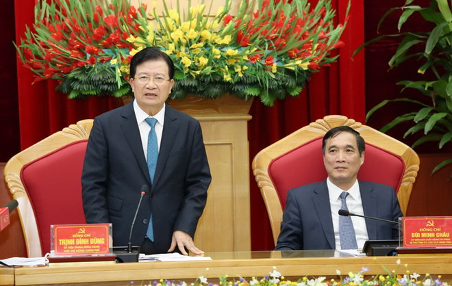 Phó Thủ tướng Trịnh Đình Dũng phát biểu tại buổi làm việc với lãnh đạo tỉnh Phú Thọ. (Ảnh: Trung Kiên/TTXVN) Phó Thủ tướng: Phú Thọ nên lấy công nghiệp làm nền tảng để phát triển ảnh 1