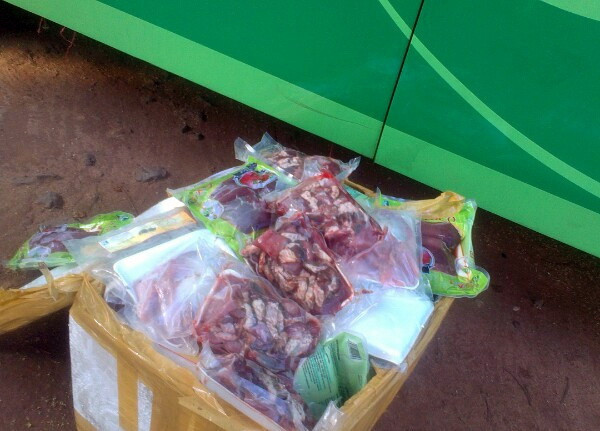 Hưng Yên bắt giữ 2 vụ vận chuyển hơn 4 tạ thịt lợn thối đi tiêu thụ ảnh 1