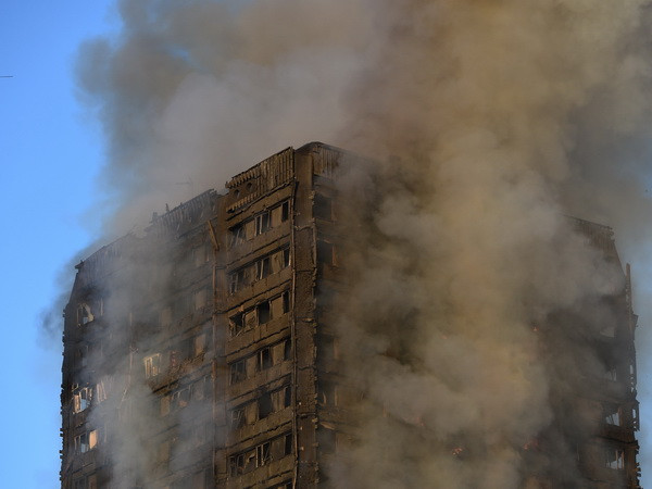 Gần 100 nhân viên chữa cháy tại cửa hàng hạ giá phía Đông London ảnh 1