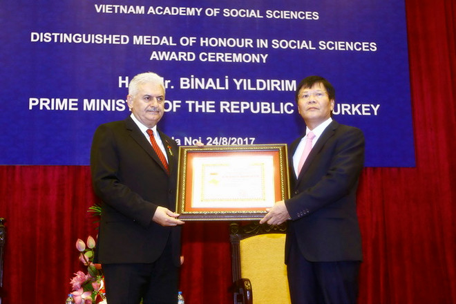 Trao Kỷ niệm chương Vì Sự nghiệp khoa học XH cho Thủ tướng Thổ Nhĩ Kỳ ảnh 1