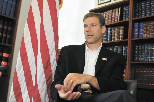 Thêm một quan chức Mỹ phản đối phân biệt chủng tộc từ chức ảnh 1