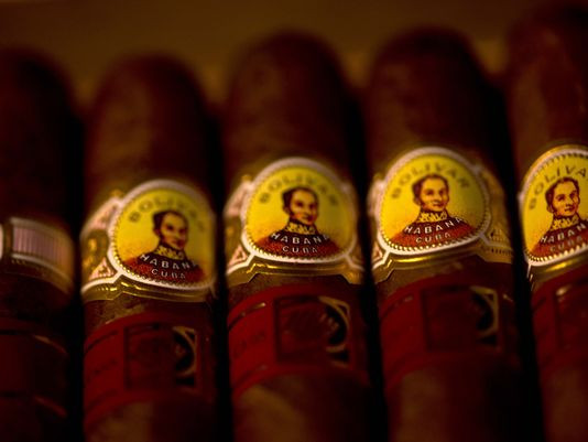 Mỹ quyết định dỡ bỏ hạn chế đối với xìgà và rượu rum của Cuba ảnh 1