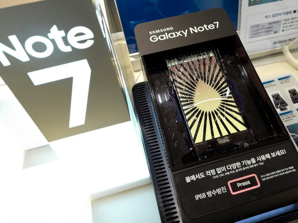 Điện thoại Galaxy Note 7 của Samsung tại cửa hàng ở thủ đô Seoul, Hàn Quốc. (Nguồn: EPA/TTXVN) Cục Quản lý Cạnh tranh giám sát việc thu hồi điện thoại Galaxy Note 7 ảnh 1
