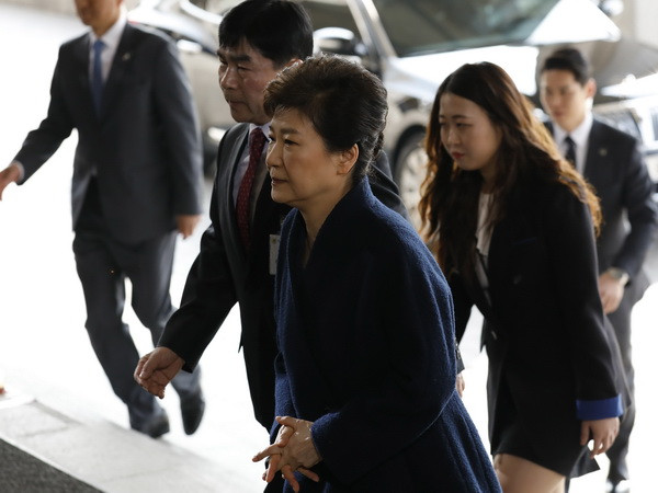 Bà Park Geun-hye (trước) tới văn phòng công tố ở Seoul để phục vụ công tác điều tra. (Nguồn: AFP/TTXVN) Cựu Tổng thống Hàn Quốc có thể được về nhà sau thẩm vấn ảnh 1
