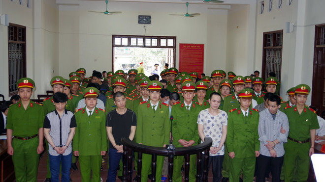 Quang cảnh phiên tòa. (Ảnh: Vũ Hà/TTXVN) 9 án tử hình, 9 án tù chung thân trong vụ mua bán 1.415 bánh heroin ảnh 1