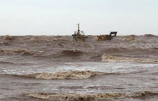 Cứu hộ thành công 9 thuyền viên trên tàu vận tải gặp nạn trên biển ảnh 1