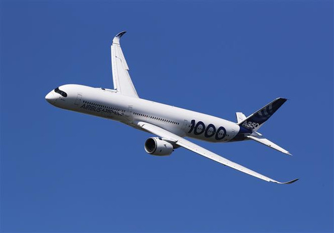 Máy bay A350-1000 của hãng Airbus. (Ảnh: THX/TTXVN) Hãng Airbus có thể mất một số đơn hàng trị giá hơn 5 tỷ USD ảnh 1