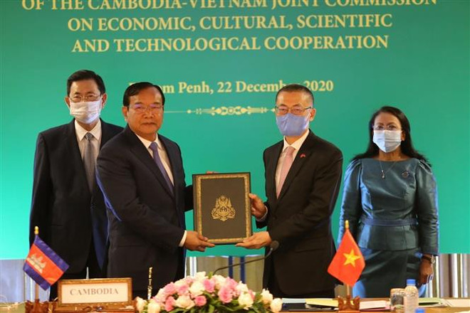 Lễ trao đổi văn kiện pháp lý về biên giới đất liền giữa hai nước. (Ảnh: Nguyễn Vũ Hùng/TTXVN) Campuchia ra thông cáo về Kỳ họp 18 Ủy ban Hỗn hợp Việt Nam-Campuchia ảnh 1
