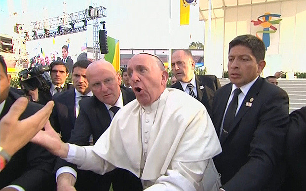 Giáo hoàng nổi cáu bất ngờ sau khi bị fan kéo ngã ở Mexico ảnh 1