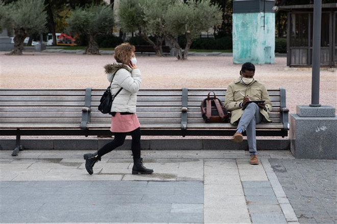 Người dân đeo khẩu trang phòng lây nhiễm COVID-19 tại Madrid, Tây Ban Nha. (Ảnh: THX/TTXVN) Hàng triệu người dân châu Âu phải chịu cảnh phong tỏa do COVID-19 ảnh 4