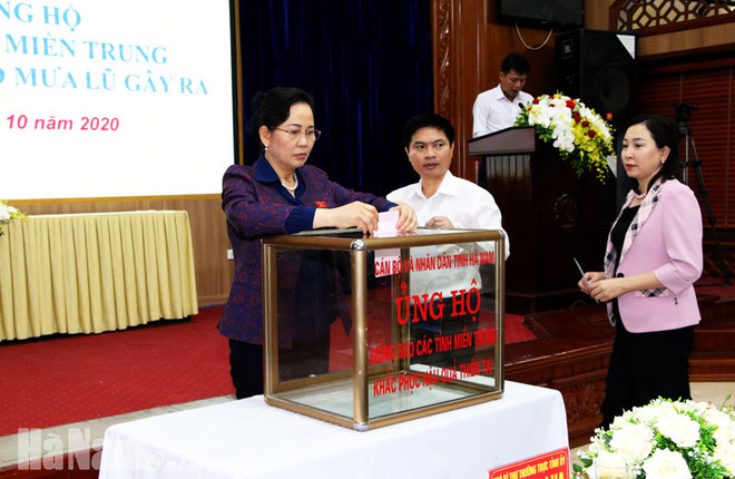 Tỉnh Hà Nam gửi tặng đồng bào miền Trung gần 2 tỷ đồng ảnh 1