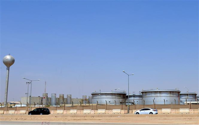 Một cơ sở khai thác dầu tại Riyadh, Saudi Arabia. (Ảnh: AFP/TTXVN) Giá dầu châu Á giảm do lo ngại nhu cầu tiêu thụ thấp ảnh 1