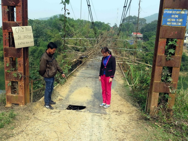 Tuyên Quang: Cầu treo bất ngờ đứt cáp, hàng chục học sinh hoảng loạn ảnh 2