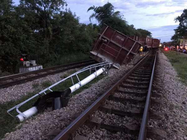 Nghệ An: Tàu hỏa chở đá bất ngờ bị trật bánh ở ga Yên Xuân ảnh 3