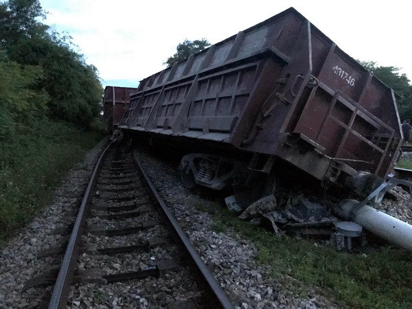 Nghệ An: Tàu hỏa chở đá bất ngờ bị trật bánh ở ga Yên Xuân ảnh 2