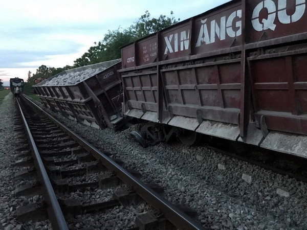 Nghệ An: Tàu hỏa chở đá bất ngờ bị trật bánh ở ga Yên Xuân ảnh 1