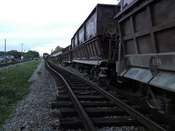 Nghệ An: Tàu hỏa chở đá bất ngờ bị trật bánh ở ga Yên Xuân ảnh 4