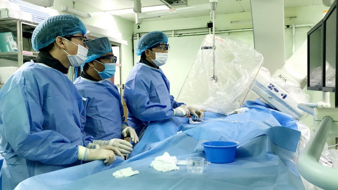 Bác sỹ Khoa Tim mạch can thiệp, Bệnh viện Đa khoa Trung ương Cần Thơ, can thiệp mạch vành cho bệnh nhân W.Z. (Ảnh:TTXVN phát) Cần Thơ: Cứu sống bệnh nhân Trung Quốc bị nhồi máu cơ tim cấp ảnh 1