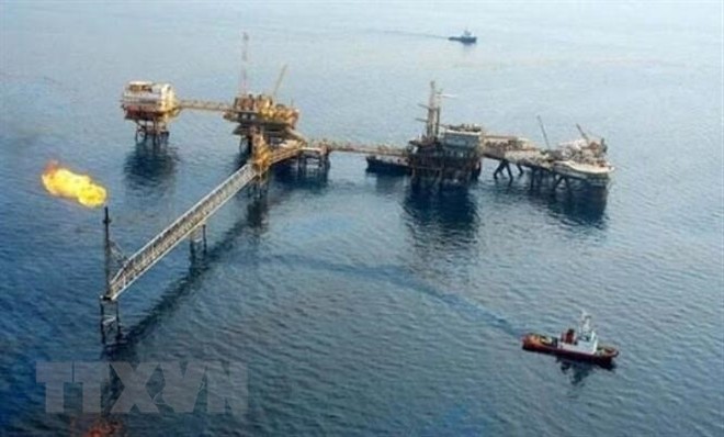 Một cơ sở khai thác dầu của Iran. (Ảnh: IRNA/TTXVN) Chiều 15/9, giá dầu châu Á đi lên sau số liệu về dự trữ dầu thô tại Mỹ ảnh 1