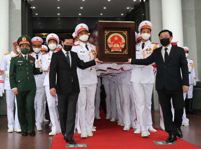 Chủ tịch Quốc hội Vương Đình Huệ và Thường trực Ban Bí thư Võ Văn Thưởng thực hiện nghi thức di quan Đại tướng Phùng Quang Thanh. (Ảnh: Trọng Đức/TTXVN) Tổ chức trọng thể Lễ tang Đại tướng Phùng Quang Thanh ảnh 1