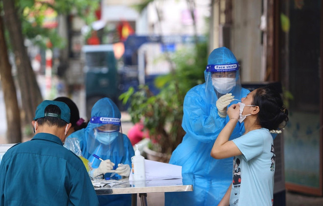 Người dân lấy mẫu xét nghiệm (Ảnh: Hoàng Hiếu/TTXVN) Quá trình TP.HCM thực hiện NQ86: Điều chỉnh, linh động các giải pháp ảnh 1