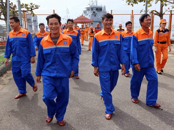 Lai dắt thành công tàu cá bị nạn cùng 11 ngư dân về đất liền an toàn ảnh 2