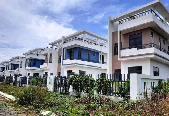 Những căn biệt thự xây dựng không phép đã cơ bản hoàn thành ở Dự án khu dân cư Tân Thịnh. (Nguồn: nhandan.com.vn) Xử phạt doanh nghiệp 6,3 tỷ đồng vì xây gần 500 căn nhà không phép ảnh 1