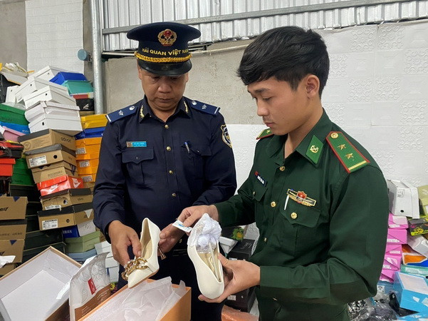 Quảng Ngãi: Tạm giữ kho hàng tiêu dùng nghi vấn kinh doanh trái phép ảnh 1