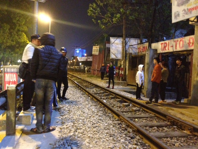 Tai nạn đường sắt ghê rợn gần công viên Thống Nhất, nạn nhân nguy kịch ảnh 1