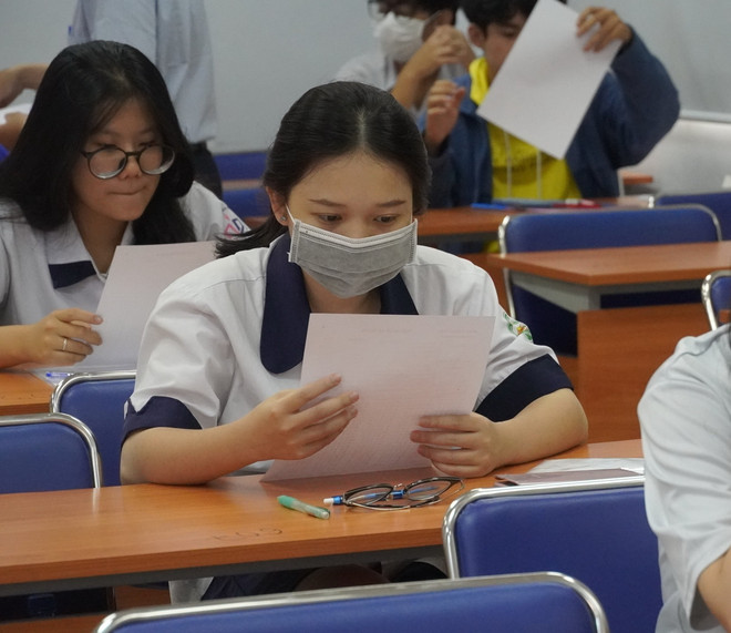 Thí sinh trước giờ làm bài thi tại điểm thi Trường Đại học Khoa học Tự nhiên, Đại học Quốc gia Thành phố Hồ Chí Minh (Quận 5). (Ảnh: Thu Hoài/TTXVN) TP.HCM: ĐH công lập công bố điểm chuẩn xét tuyển thi đánh giá năng lực ảnh 1