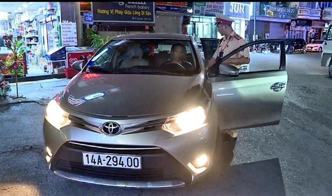 Quảng Ninh: Lái xe taxi 'dù' nằm giữa đường ăn vạ khi bị kiểm tra ảnh 2