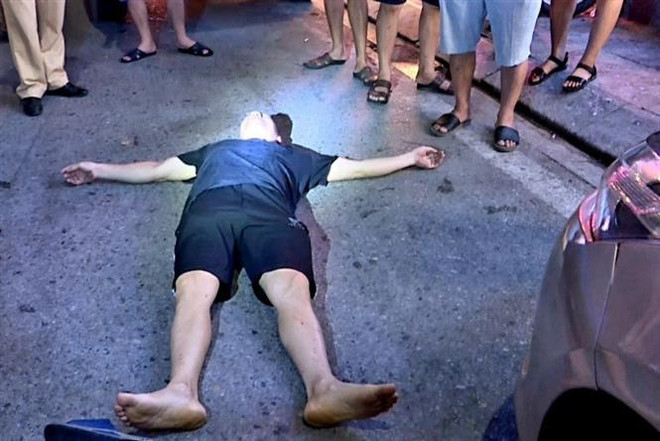 Quảng Ninh: Lái xe taxi 'dù' nằm giữa đường ăn vạ khi bị kiểm tra ảnh 1