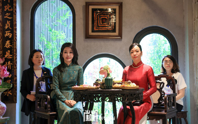 Phu nhân Chủ tịch nước, bà Phan Thị Thanh Tâm, và phu nhân Tổng thống Hàn Quốc, bà Kim Keon Hee, tại tiệc trà. (Nguồn: Văn phòng Tổng thống Hàn Quốc) Phu nhân Chủ tịch nước và phu nhân TT Hàn Quốc xem trình diễn áo dài ảnh 1