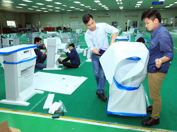 Sản xuất thiết bị y tế tại Công ty liên doanh y học Việt-Hàn trong trong Khu công nghệ cao Hòa Lạc. (Ảnh: Anh Tuấn/TTXVN) Ban hành chính sách đặc thù đối với Khu Công nghệ cao Hòa Lạc ảnh 1