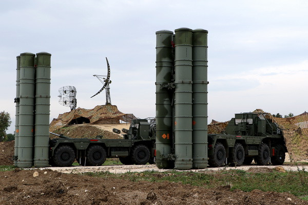 Hệ thống tên lửa S-400 Triumf của Nga. (Nguồn: AFP/TTXVN) Nga sẽ sớm ký hợp đồng cung cấp hệ thống tên lửa S-400 cho Ấn Đô ảnh 1