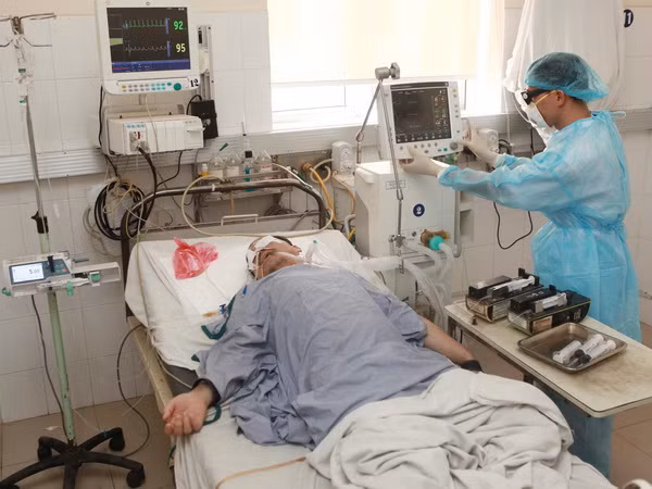 Chủ quan không tiêm phòng dại, một nam bệnh nhân nguy kịch ảnh 1