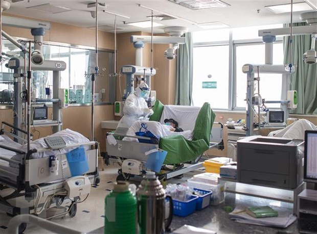 Nhân viên y tế điều trị cho bệnh nhân nhiễm COVID-19 tại bệnh viện ở Vũ Hán, tỉnh Hồ Bắc, Trung Quốc, ngày 22/2. (Ảnh: THX/TTXVN) Ấn Độ đưa công dân rời khỏi thành phố Vũ Hán bằng máy bay đặc biệt ảnh 1